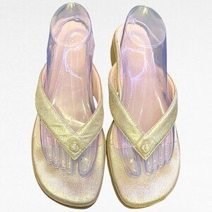 Taryn Rose Tara Thong Sandal in Muted Gold Size 10